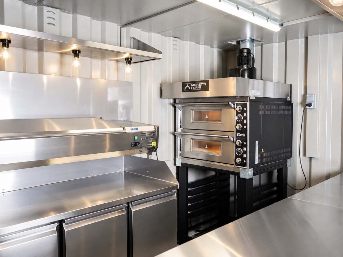 walkingboxes-foodtrailer_WB-M-011_DSC00645_cg Innenausbau eines professionellen Pizzawagens mit Doppelkammer-Pizzaofen, Kühltechnik und Edelstahl-Arbeitsflächen