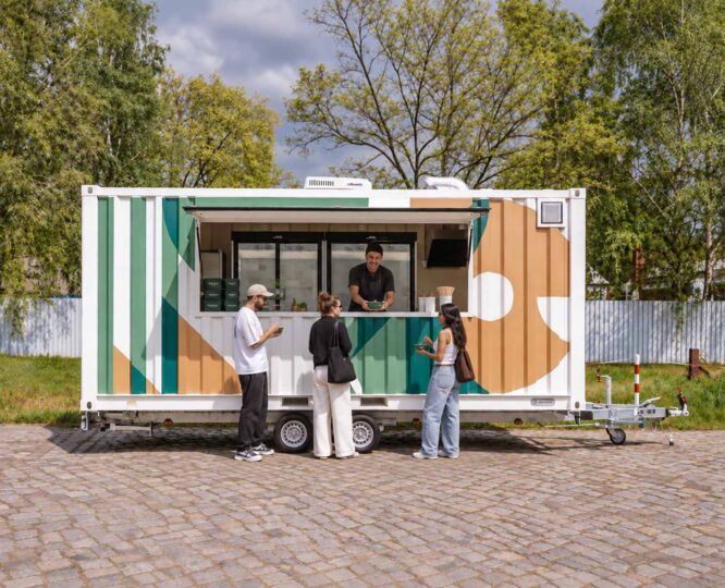 Leute in der Mittagspause vor walkingboxes Sushi Foodtrailer