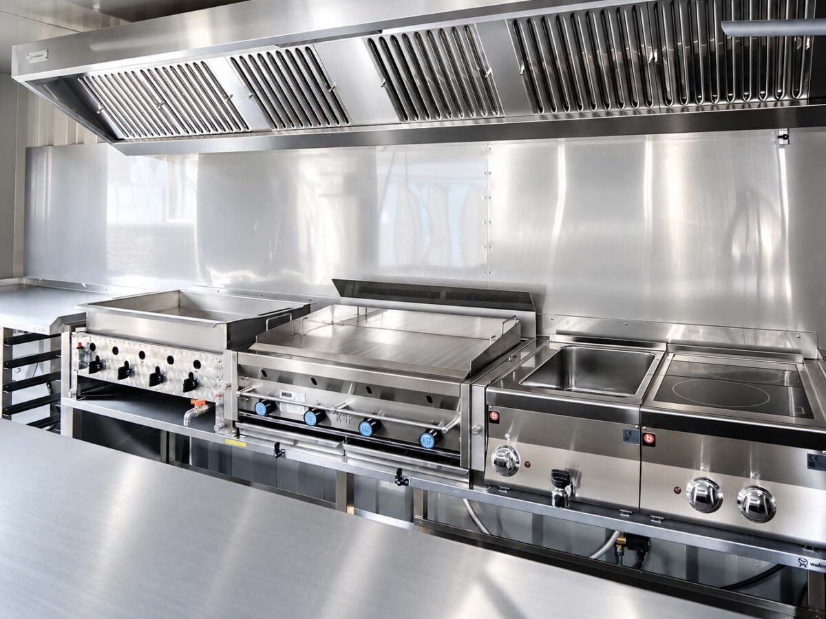 walkingboxes_foodtrailer_DSC5709_cg2 Einstellwanne mit Geräten im Foodtruck